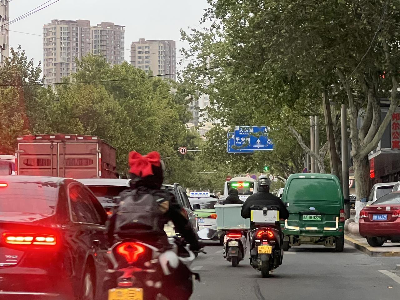 为何说青岛是一座讲个性又遵循传统的城市？看一座城市特色，可以从表面看，也可以从内