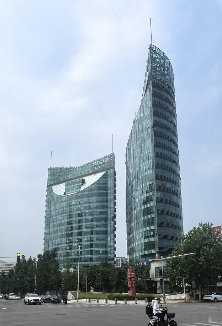 溥仪写了本自传，看了这本书才知道，慈禧跟光绪势同水火，其实却是很近的亲属关系。慈