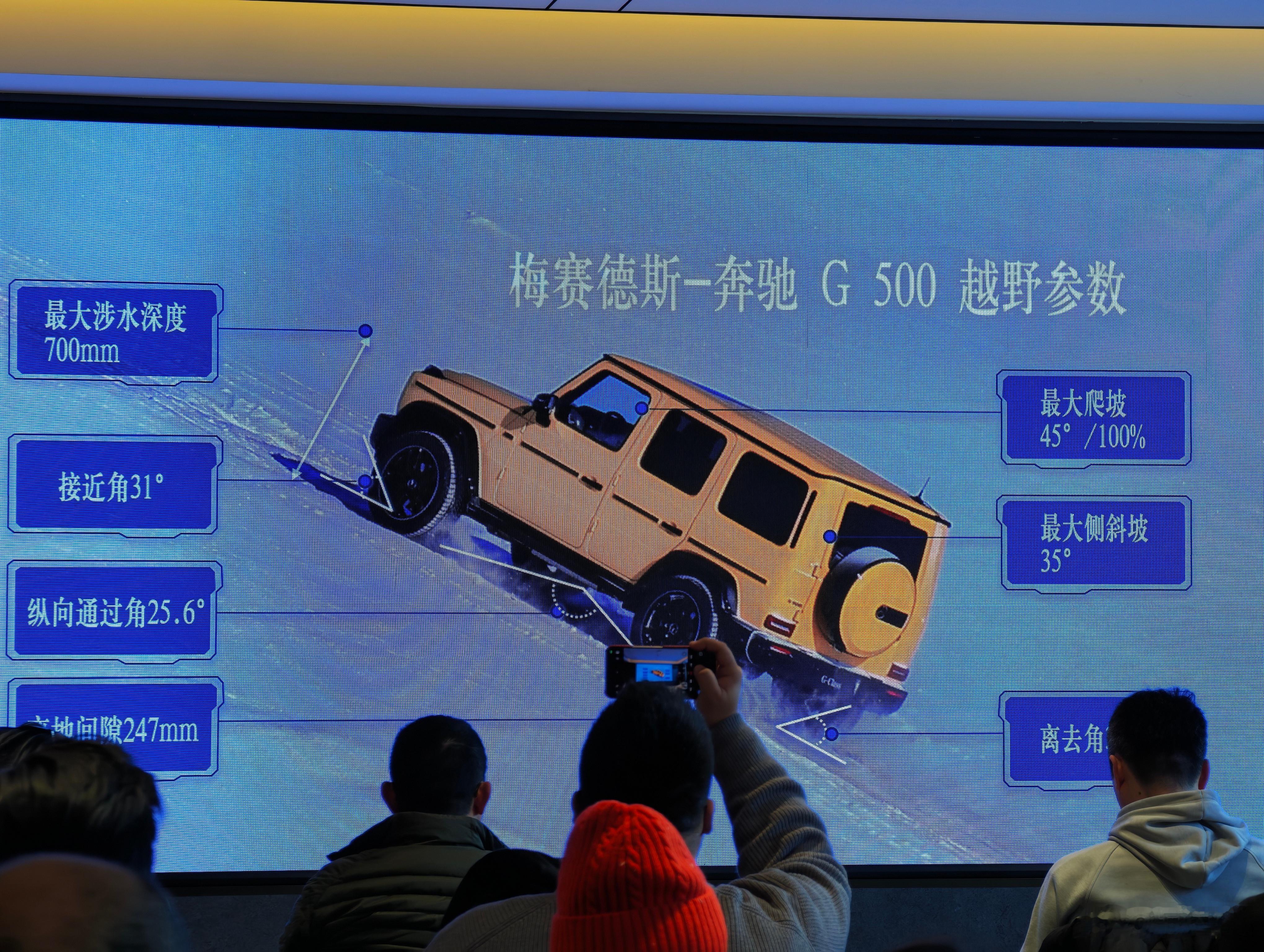 快乐滴一天从穿越雪原开始，今天车队只有两款车：大G和迈巴赫GLS，非常野奢，当然