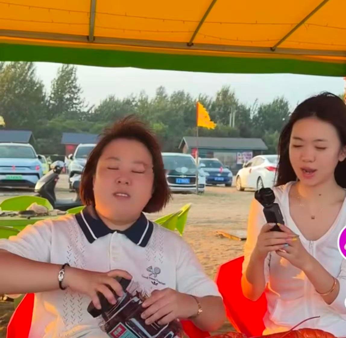 哇塞，顶流又去找他最爱的红姨啦，也是敢一个人坐飞机了，天天往你红姨那跑，不知道的
