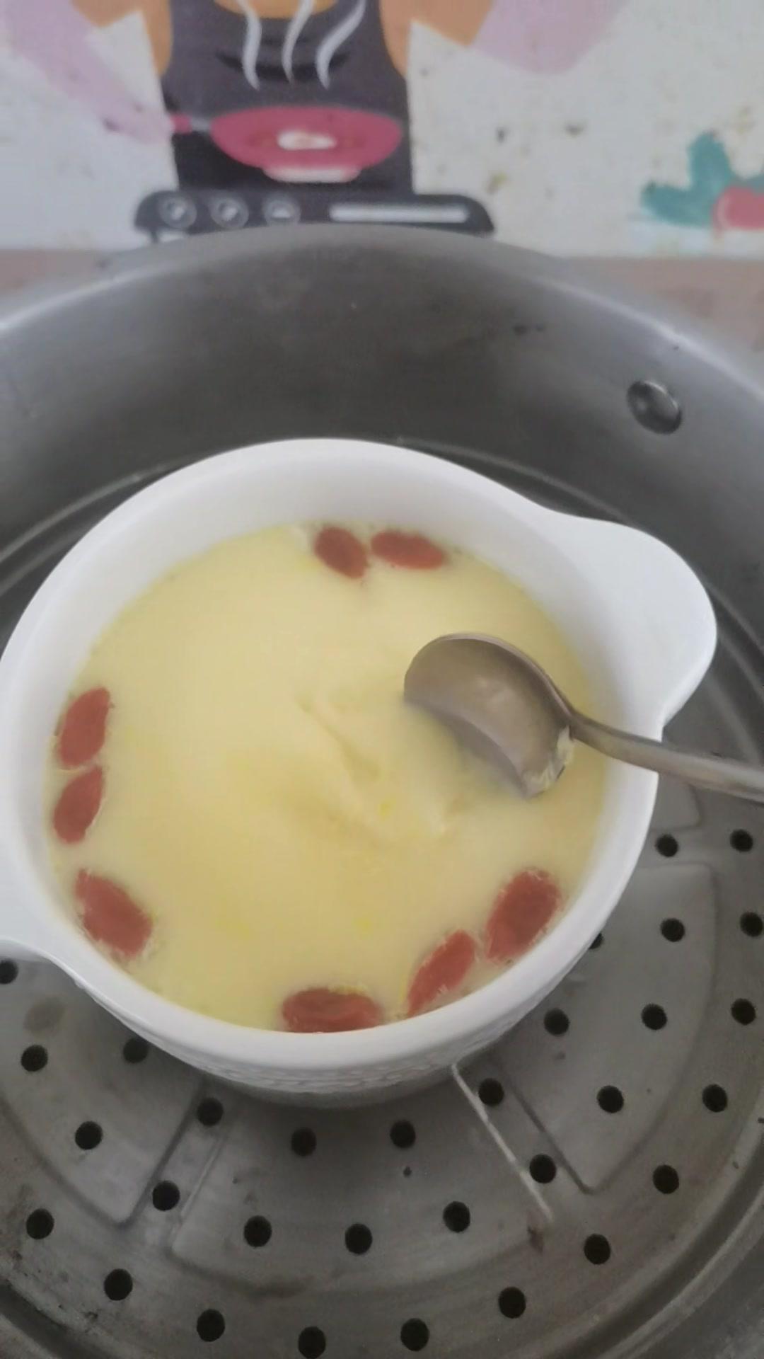 活了四十多年才学会蒸鸡蛋！原来蒸鸡蛋羹这么简单！关键在这两步。鸡蛋打散后加温水，