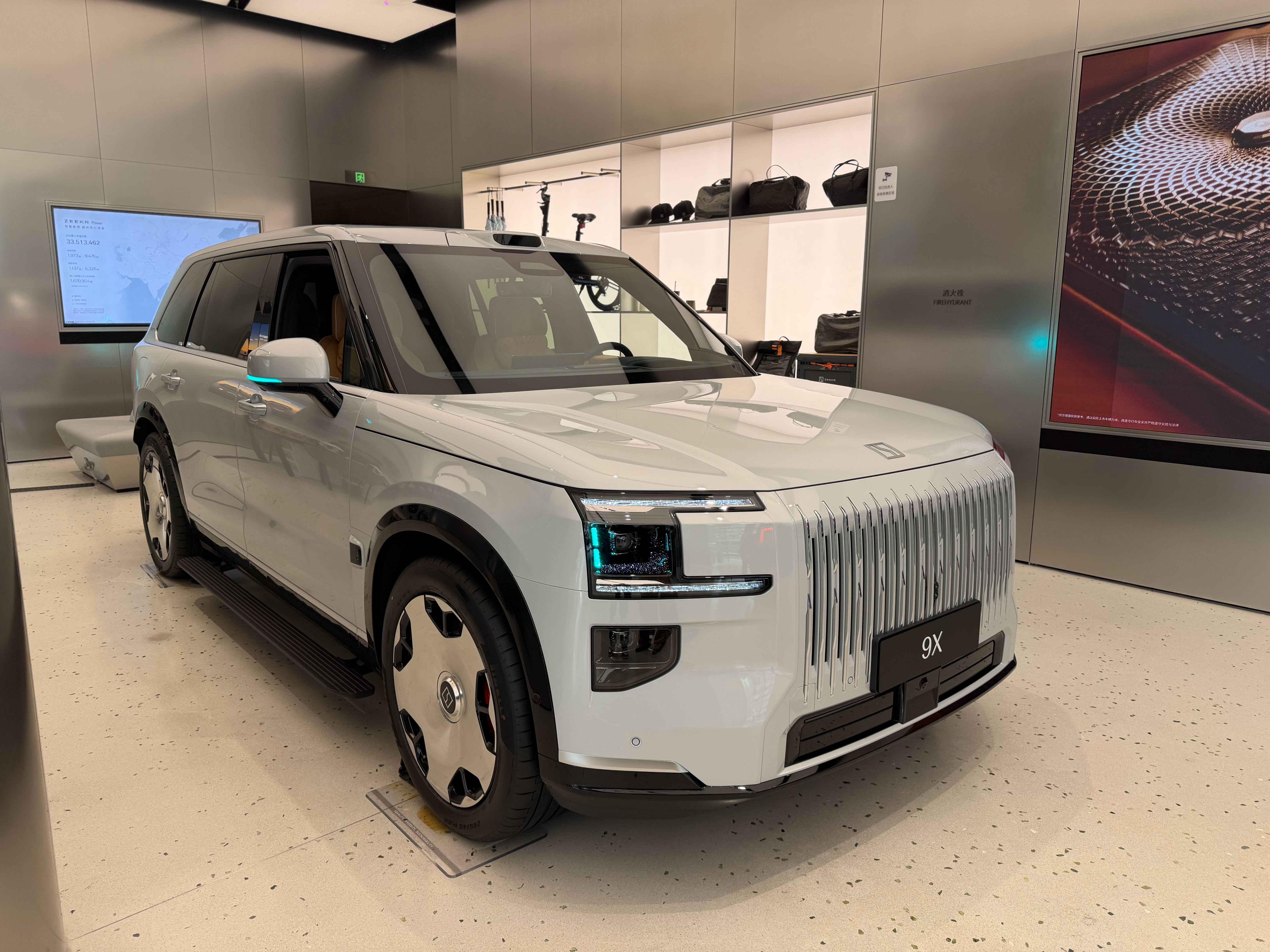 带朋友去看车，才发现之前认识的劳斯销售现在来极氪当销售了，我问他有啥不一样？没啥