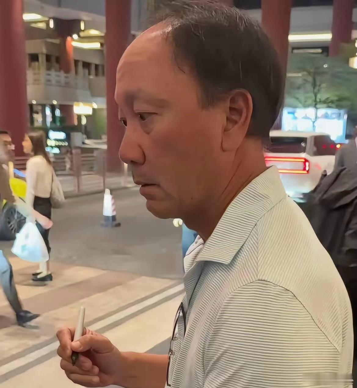 网图…这是张德培啊！我小时候电视里做洗发水广告的！洗发水，头屑去无踪，秀发更出众