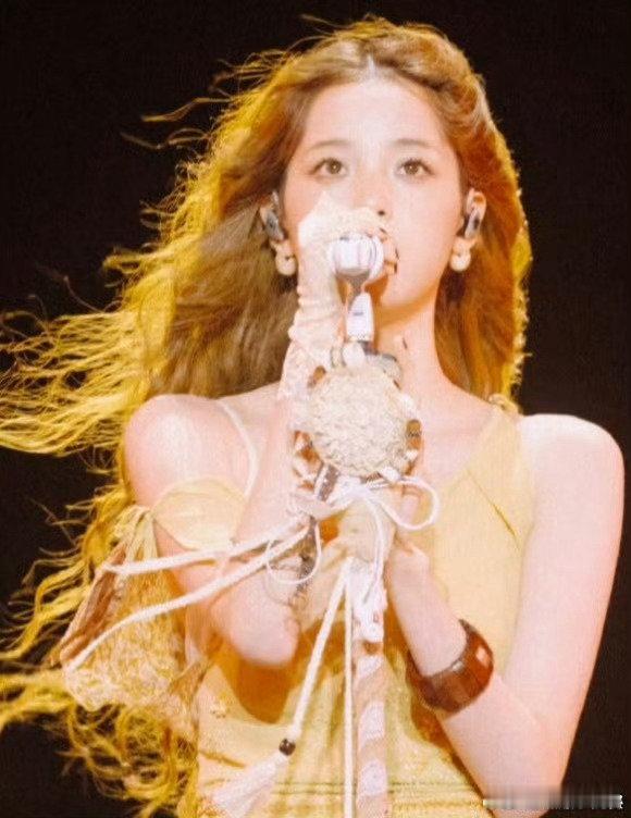 欧阳娜娜为欧阳娣娣新歌打call欧阳娜娜宣传妹妹新歌 姐姐的专属应援太戳心，欧阳