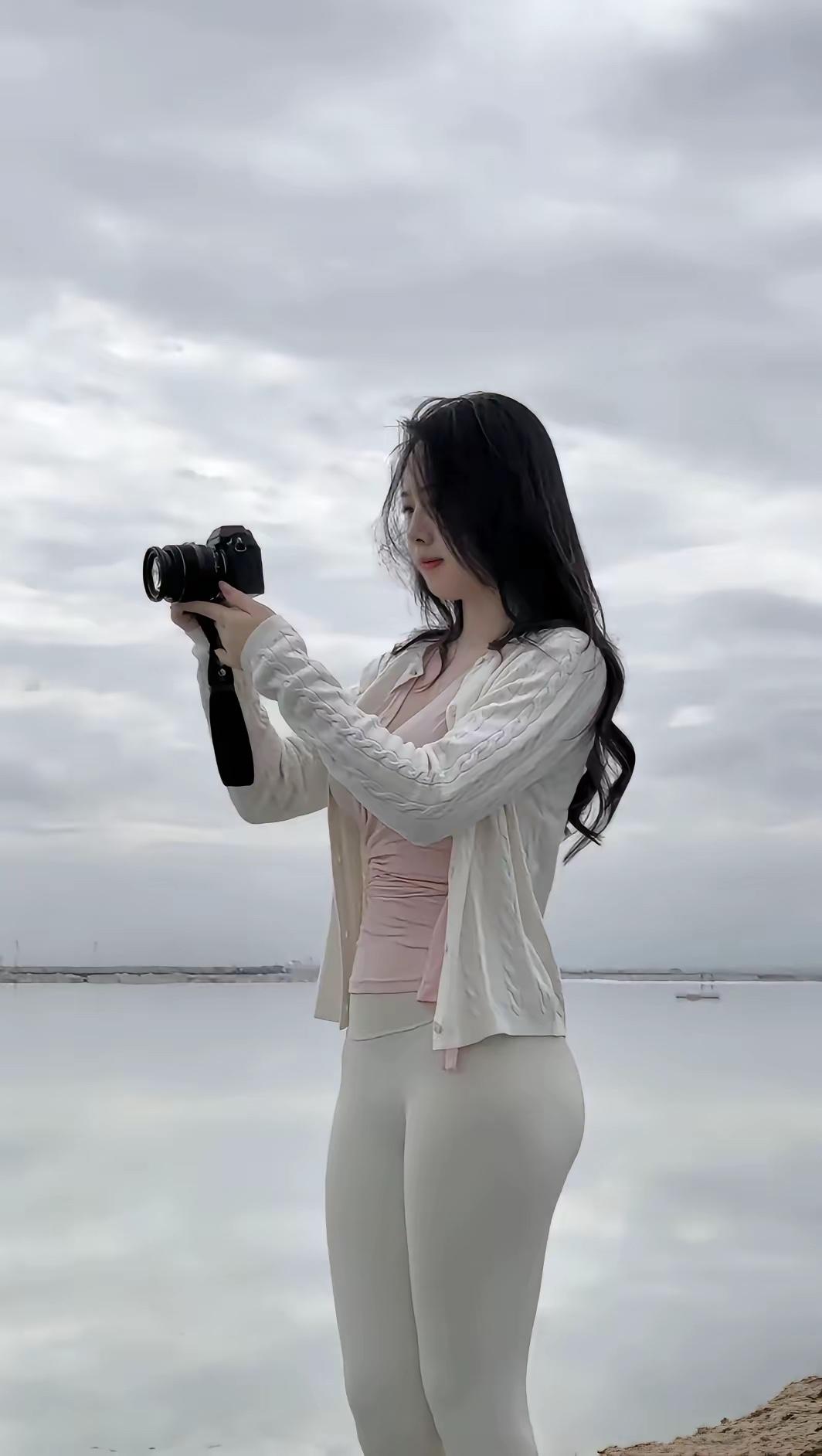 湖边摄影少女，捕捉美好瞬间