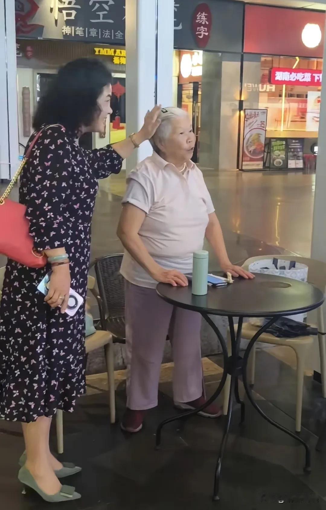 看着同岁不同样的两个人，有时候还真不得不佩服刘晓庆那旺盛的生命力！
刘晓庆在湖南