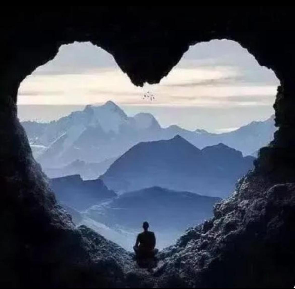 人从来不是慢慢成熟的，都是被现实狠狠摔打过后，一瞬间彻底醒悟。
人只有没钱落魄的