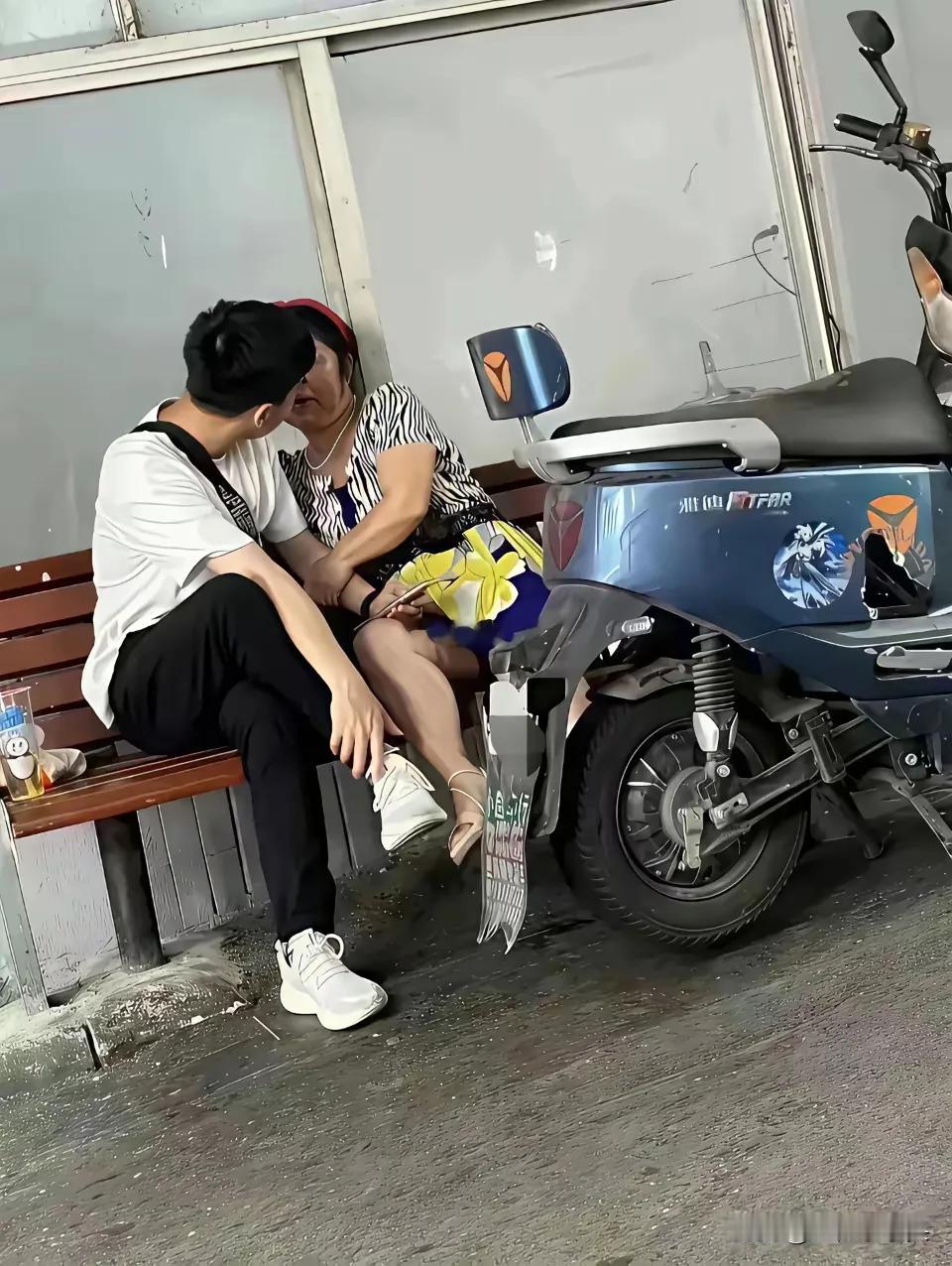 这么难舍难分的腻歪劲，很多光棍都得羡慕，恩爱无比的你们。
大姐的魅力不减当年，岁