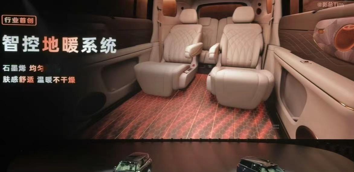 我觉得新能源厂商应该找神牛合作一下——摄影级车内灯光系统，支持无线快门联动。让你