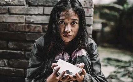 1977年，北京知青谢炳义给一位乞丐女子买了两碗面，而这位女子却跟着他不走，他只