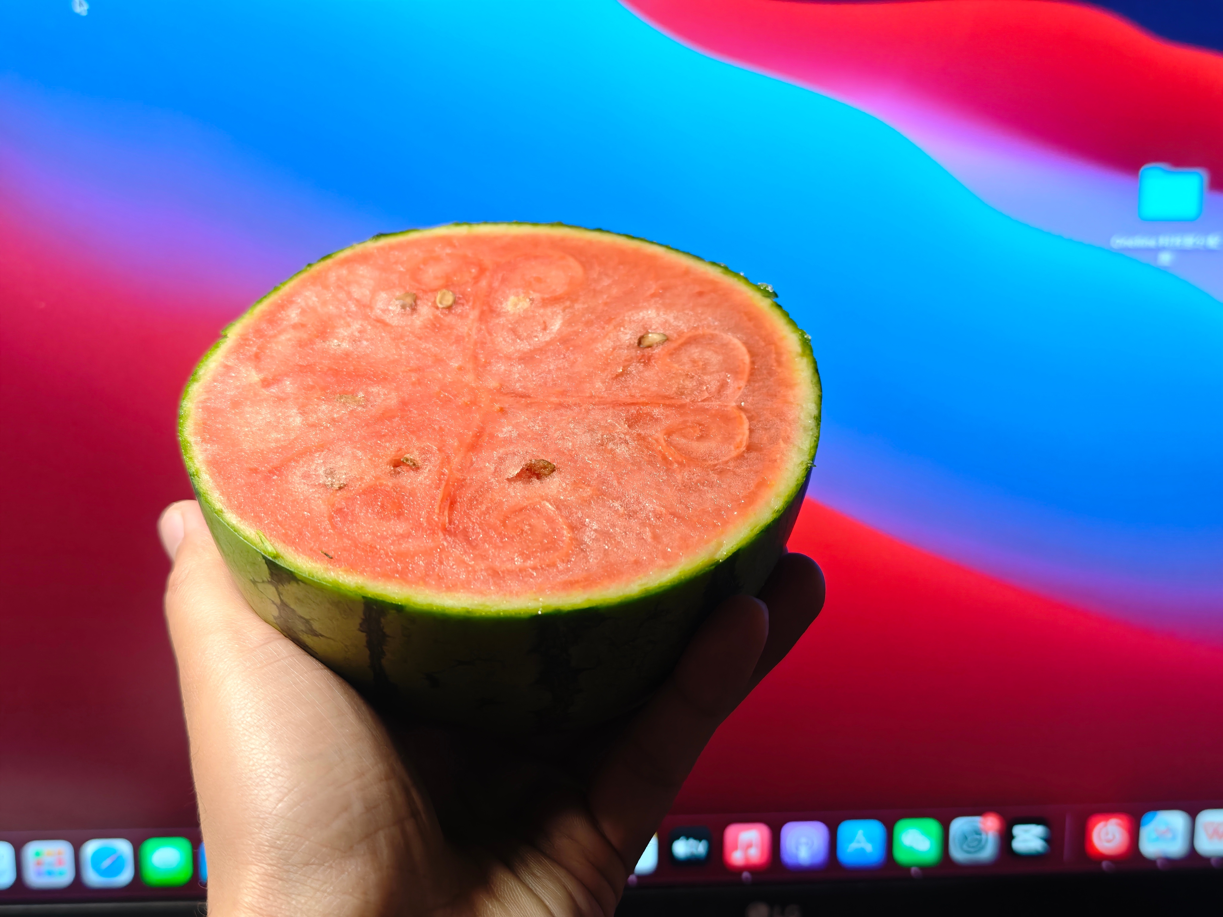 大家晚上都吃啥啊？欧哥吃半块西瓜🍉 
