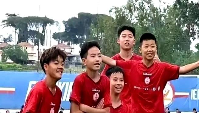 10个男孩拿下了冠军，但最出彩的却是队里唯一的女孩张苗倩。
这小姑娘就这么跟着一