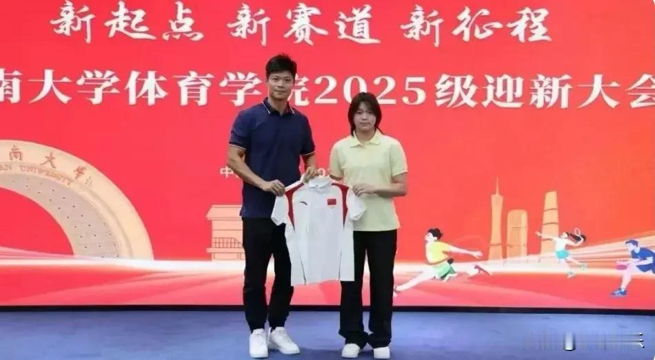破次元壁了！全红婵开学日竟与院长苏炳添同框，这合影太顶了！

哇塞！这是什么神仙