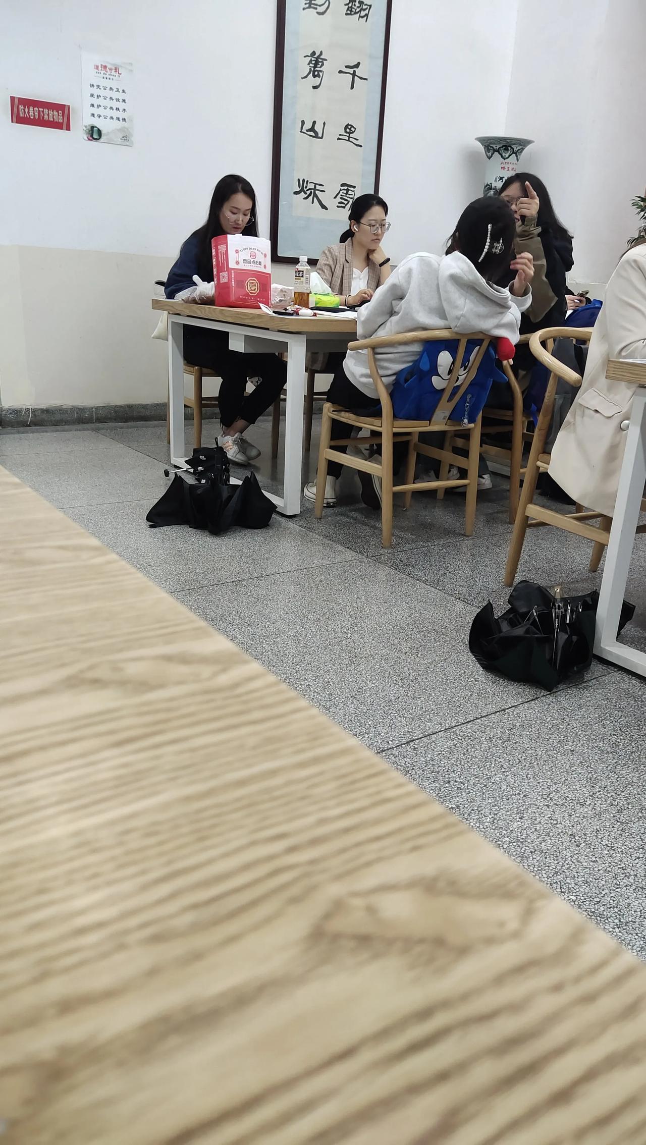 西安，已经进入六月份了，大家还没穿过一周的夏装，空调还没用过，早晨穿上秋装出门，
