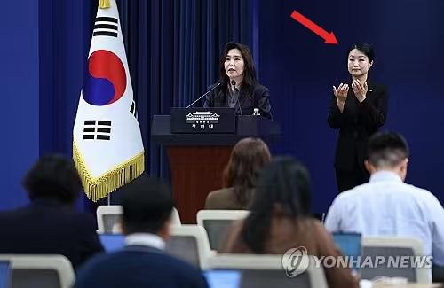 韩国总统府青瓦台新闻发布会现场，挺有意思的，他们在现场配备了一名手语翻译，以保障