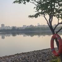 我的今日状态：😁轻松愉快
我这里的天气：☀️晴天
看着湖边这随处可见的救生圈，