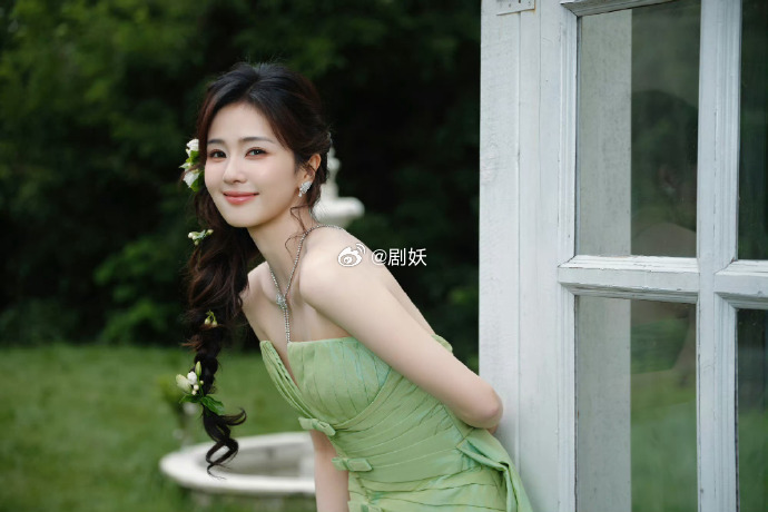 白鹿茉莉花造型美成啥了 宛若茉莉花公主降临现场的白鹿颜值惊艳全场，气质温婉馨香仙