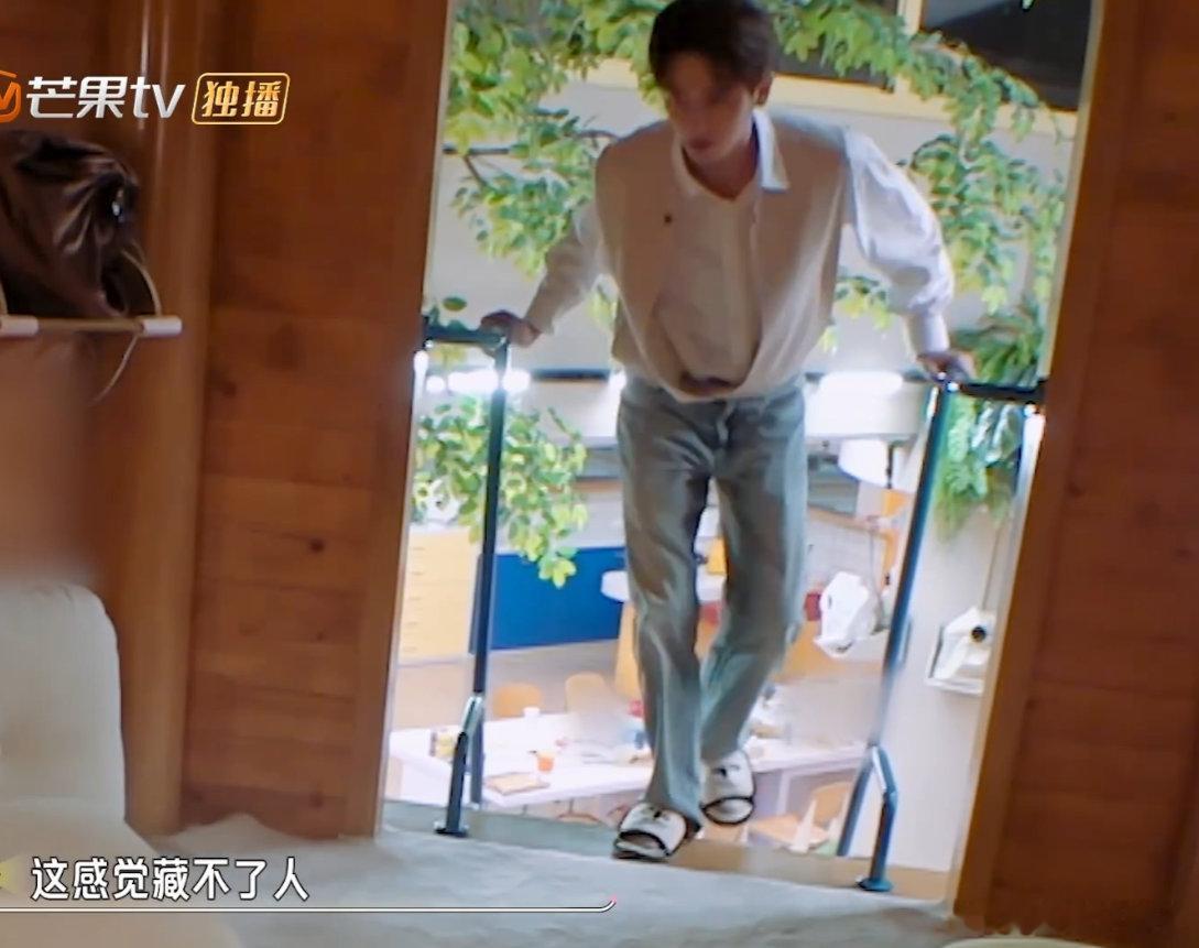 何炅为了赢藏进枕头里何炅捉迷藏藏进枕头里也太可爱了吧！本想赢一把，结果被丞磊一秒