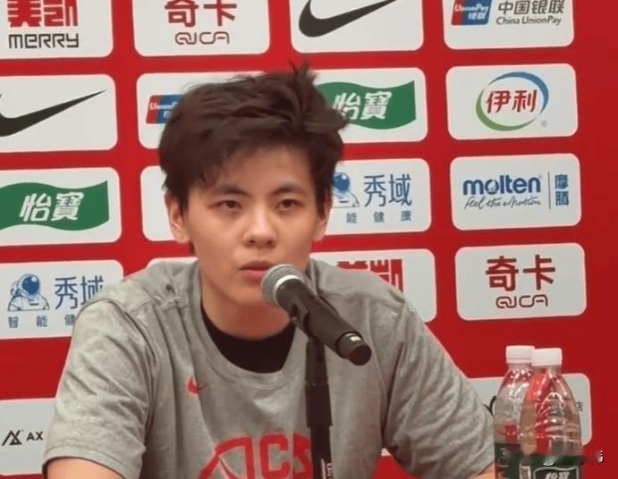 杨舒予谈张子宇和王思雨缺席：

“这对我们来说，肯定是很大的影响。毕竟少了内外线