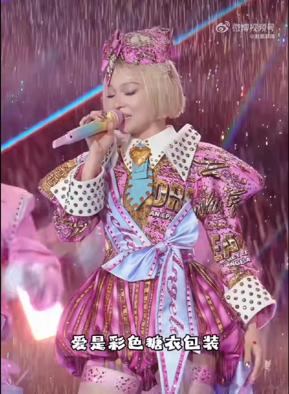 说实话看了张韶涵的演唱会后她以后唱歌不唱歌可能不是很重要了，因为这次演唱会把张韶