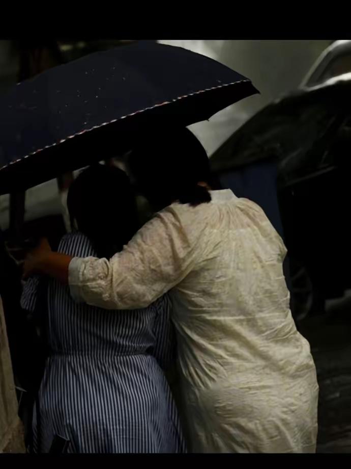 山东那场大雨里，有个画面真让人心揪！其他家长开着私家车来接娃，唯独一个妈妈

骑