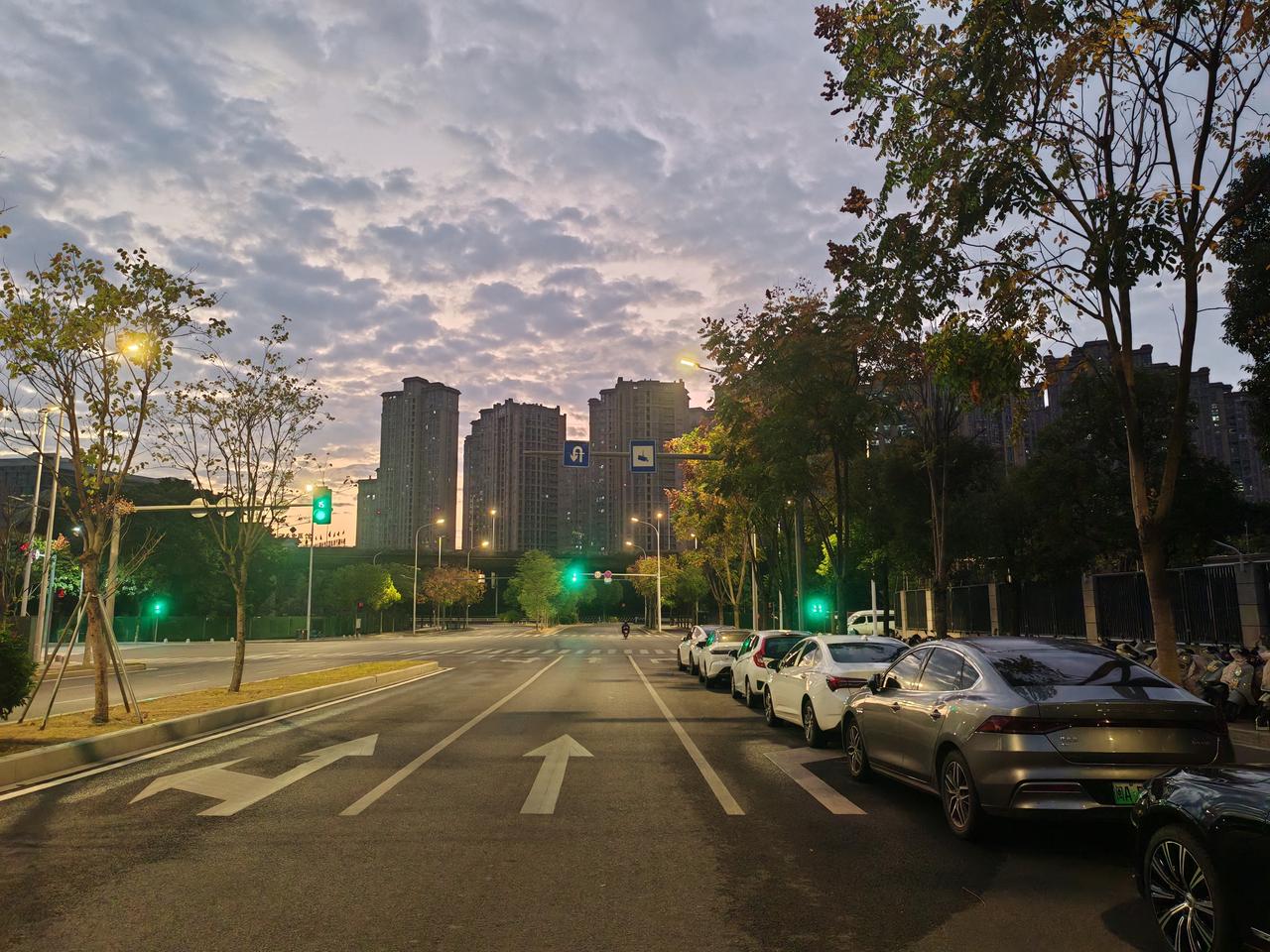 降低预期，今日开盘借鉴港股开门红,无疑会有高开，但委国变故给市场增加了一定变量，