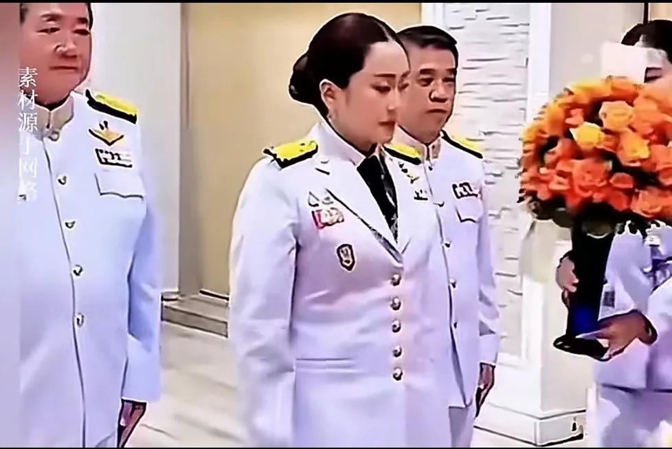 佩通坦今天又重新上任泰国总理职务了！可喜可贺！
       上次被柬埔寨洪森利