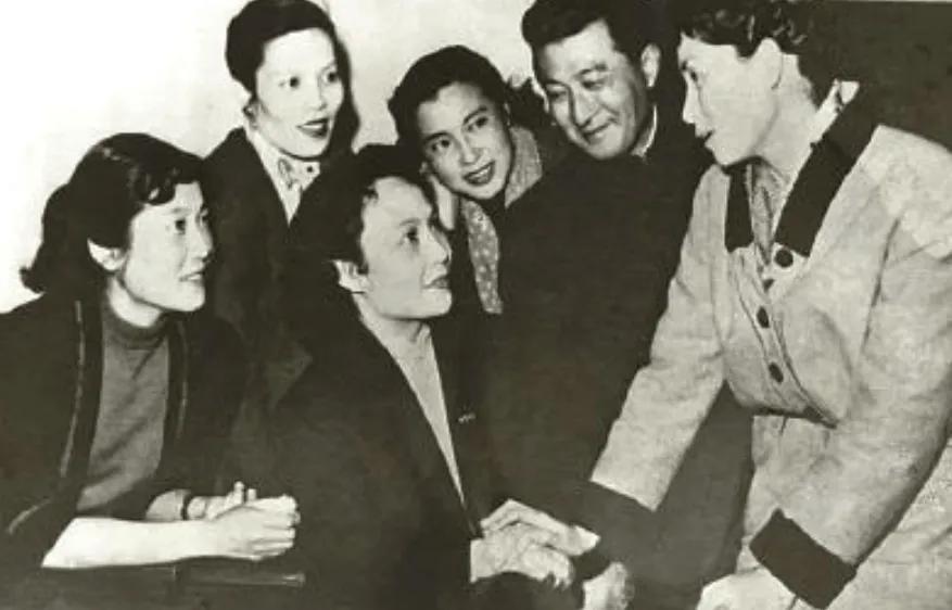 这张6人合照，我一眼就认出了眼神灵动、气质清绝的白杨，俊目流眄、华容婀娜的秦怡与