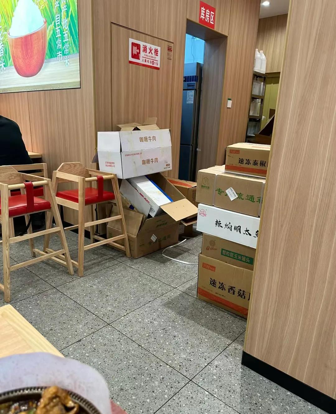 米村拌饭进货也不避着点顾客
可算知道他的东西基本都是预制菜半成品
怪不得那么便宜