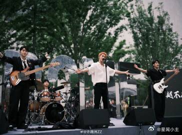 许魏洲乐队线下舞台首秀 从 24 年夏天单人演出到带普罗米乐队登大理舞台，许魏洲