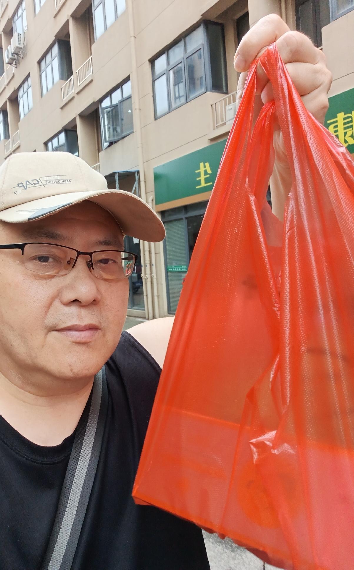 要去三姐家做客，我住在南昌西湖区抚河，她住在青云谱解放西路，还有一段距离。

昨