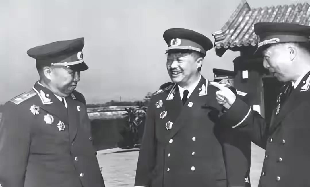 1961年，贺龙视察南京军区，见到许世友大怒：你个“和尚”不老实
 
1961年