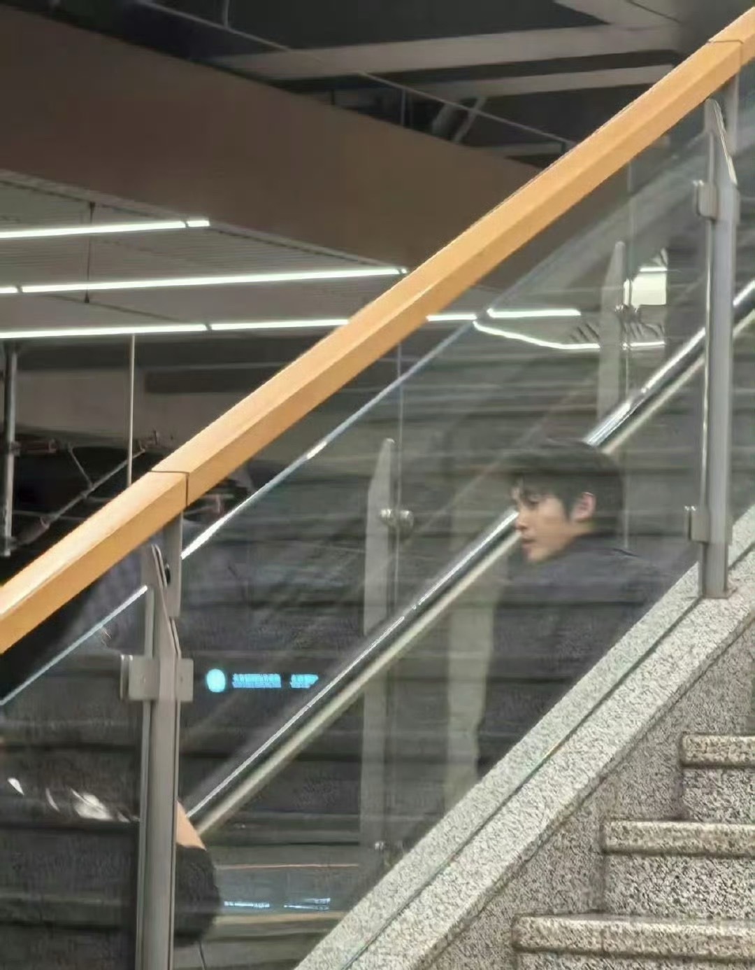 高铁站偶遇于适 路人高铁站偶遇于适啦！黑色look随手一拍都好帅[awsl]路人