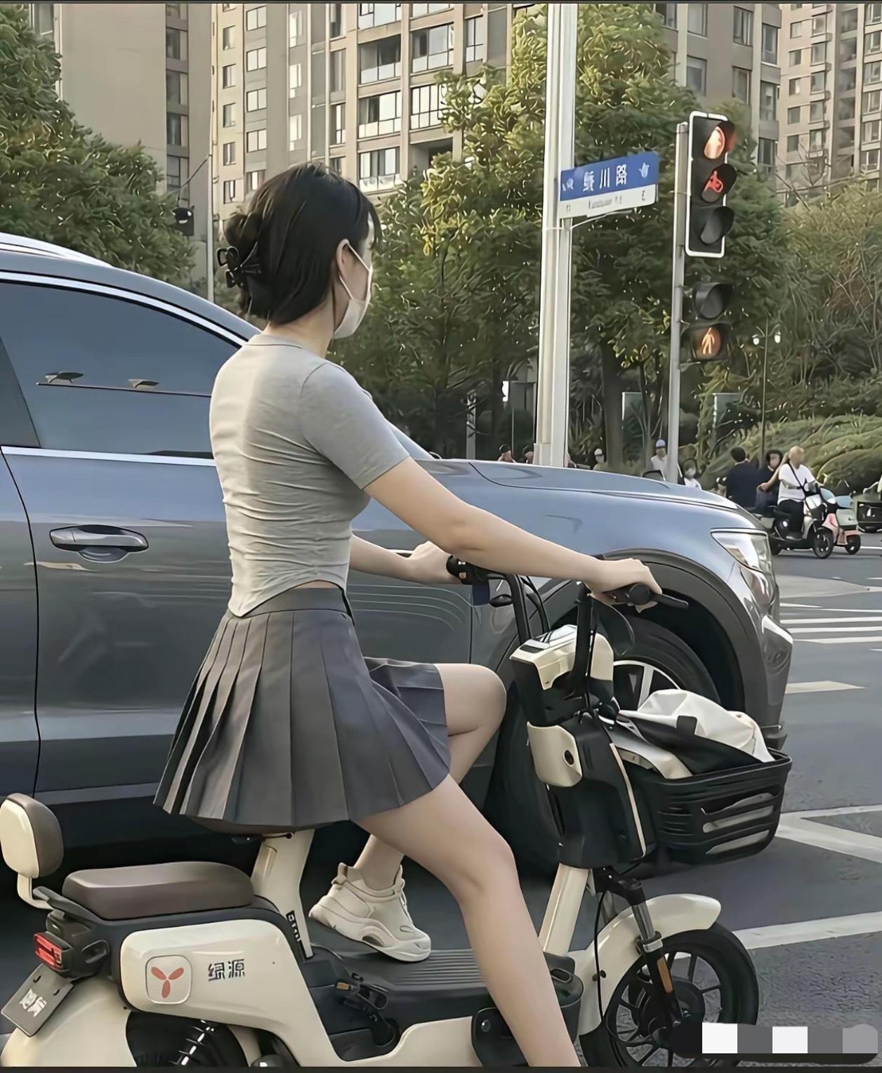 上联：千山迎旭日，
下联：万水送斜阳。
下联：万岭画夕阳。
下联：万户纳朝晖。