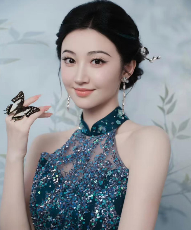 黄奕和景甜，两个人的人生车迹有着很高的相似度。年少成名、手握顶 配资 源，事业开