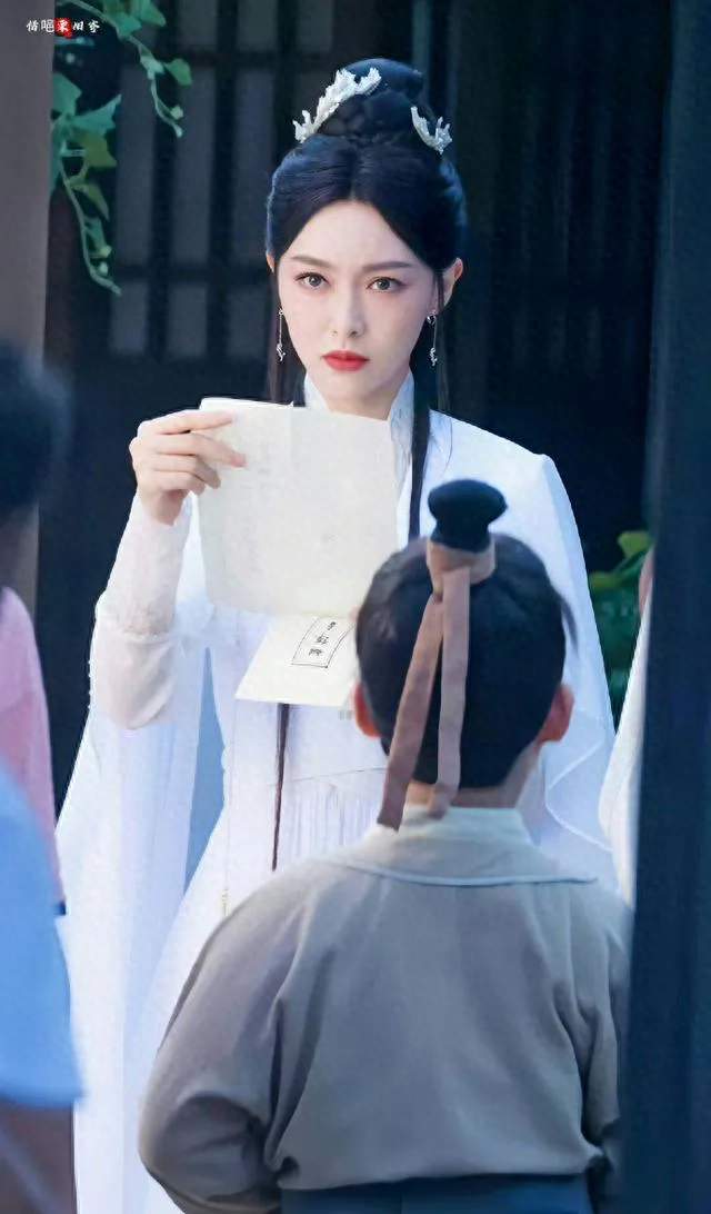 唐嫣新剧预告引热议！汪小姐的惊艳，栽在一顶短发假发上？