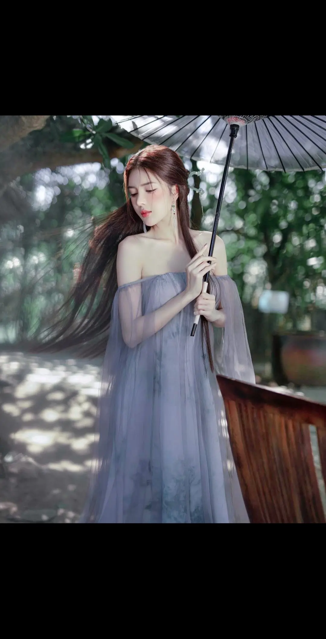 撑一把油纸伞，走进江南的烟雨，寻找那份宁静与美好。
 