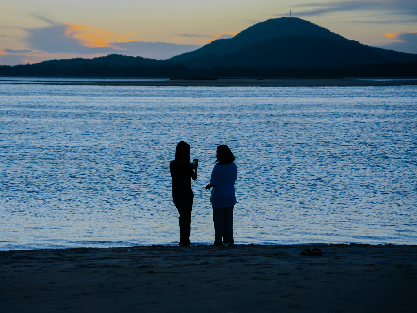 人最怕午夜梦回：枕边人不是心上人，心上人已是梦中人。 ​​​