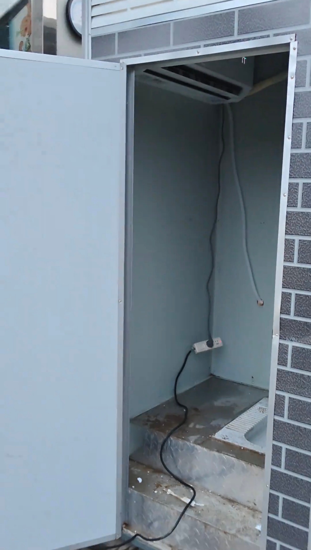 今年热得离谱，公共厕所不装空调已经没办法蹲住了。 