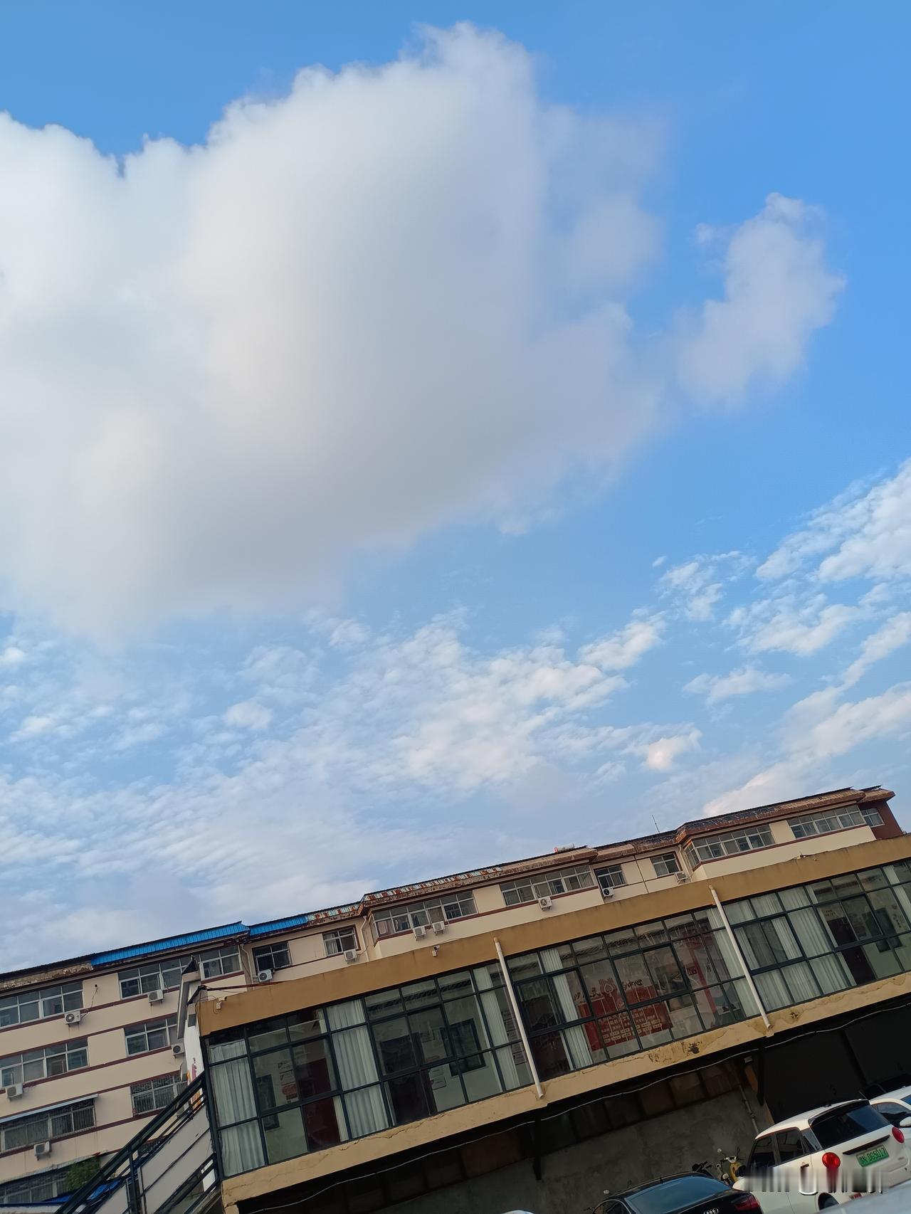 云云雾雾云雾难开
雨雨风风雨风易来
——早秋新云，风雨自渡。最近的天气真是跌宕起