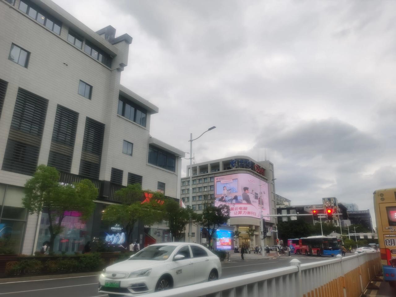 东街口电信大楼这个3D显示屏，很少看到3D立体图案，大家有留意看到过？[作揖][