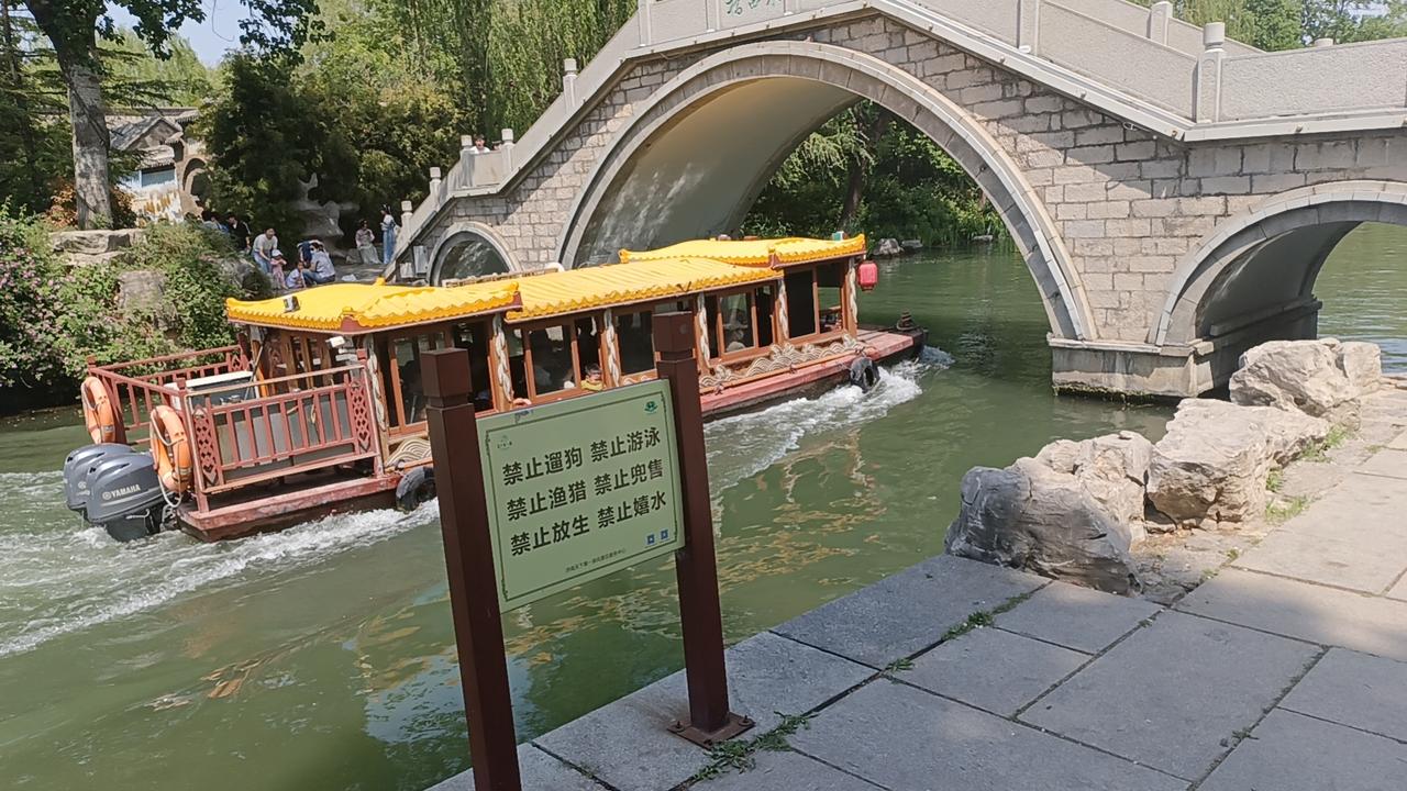 周五收盘后，晚间美股继续大涨，按传统说法，它们又一次站在了悬崖边，而且一次比一次