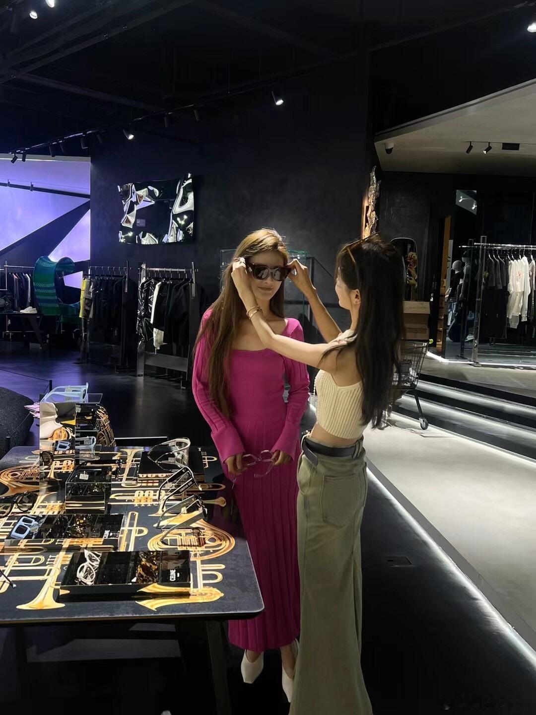 若若与小姐妹逛街照，🧹就这样靠着雷子的大SW住上了大平层买上了爱马仕，笑的根本
