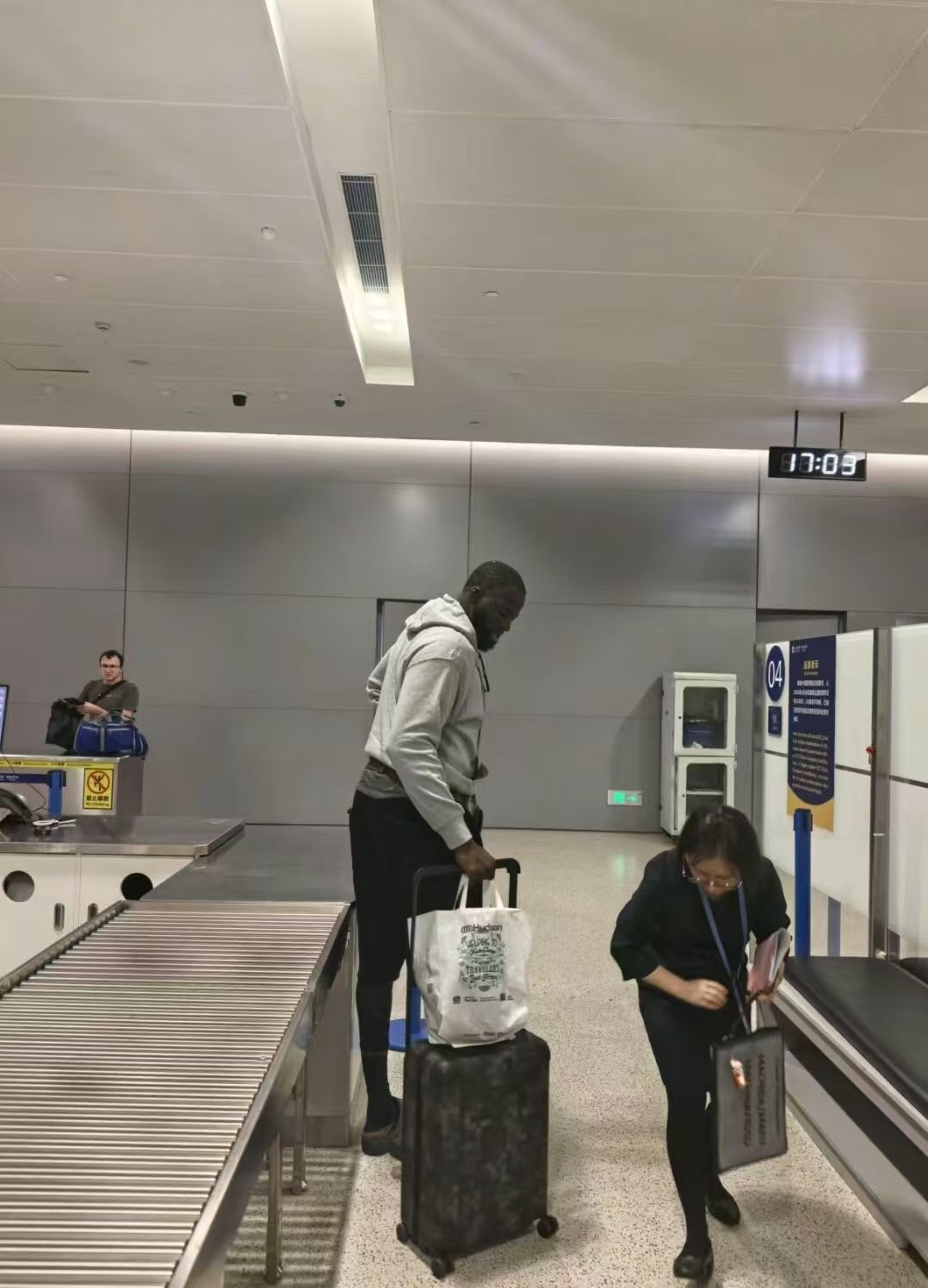 地狱笑话：听说追梦落地要给接机球迷签名结果没笔所以一个都没签，追梦比划半天就是没