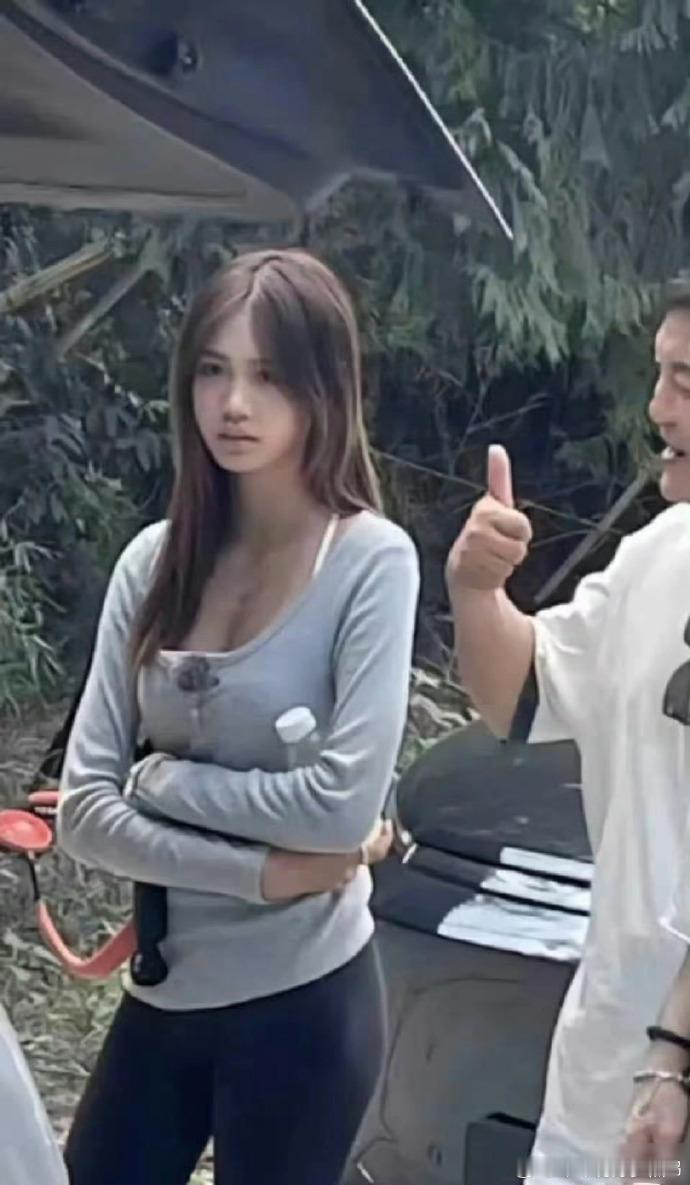 电视上看着一般般，没想到真人特别漂亮。真是把妈妈的优点全遗传到了，缺点一点没沾。
