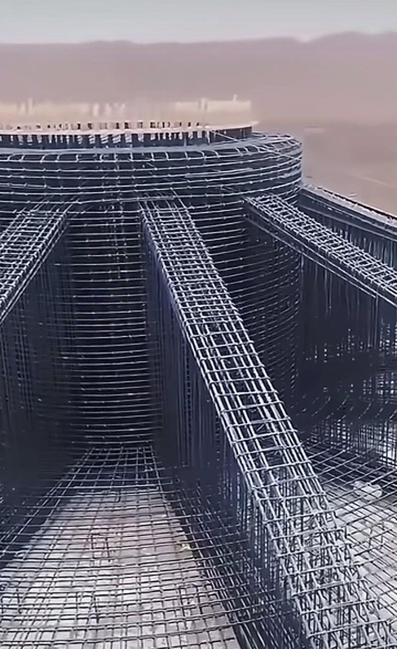 风机底下那坨混凝土，比你家房子还重。
15米深，上千方料，一浇就是一个月。
不是