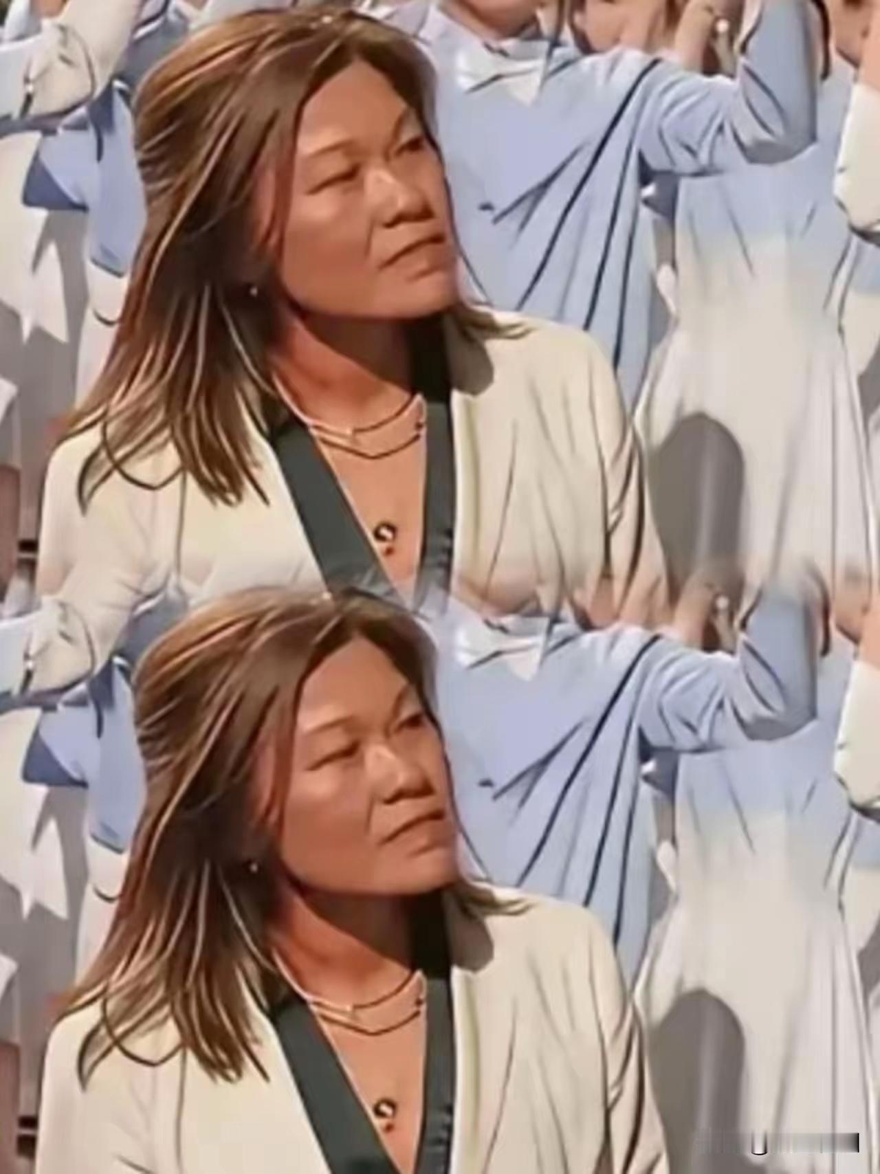 特朗普团队的御用翻译

韩裔，名字叫钟岚，英文名Lam Chung‑Pollpe