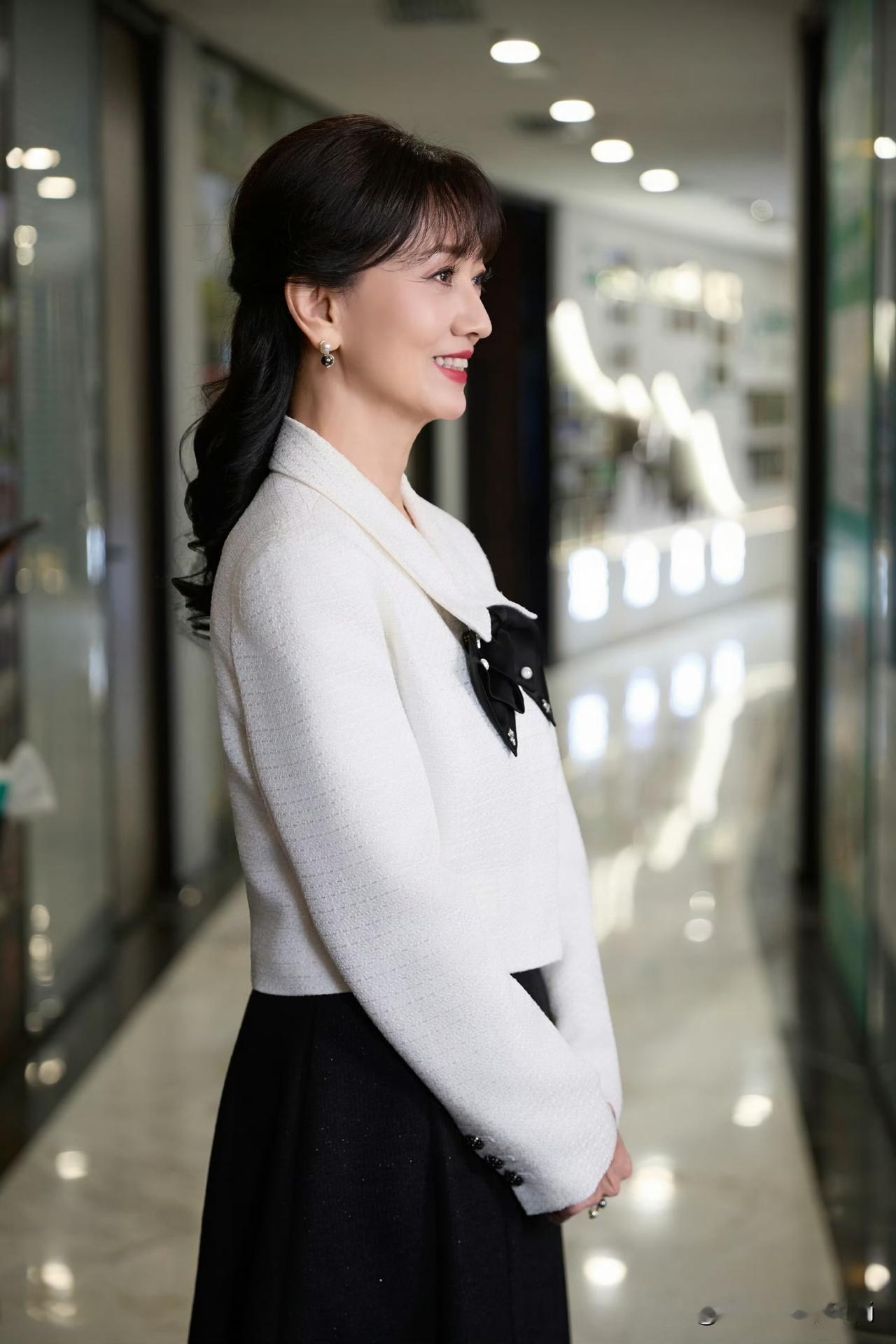 赵雅芝这套穿搭，完美诠释了什么叫岁月不败美人！
 
经典黑白撞色永不过时，白色粗