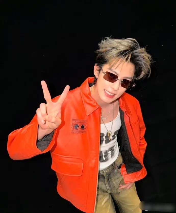 曝王鹤棣跟十年女友还在一起 要我说，人家在一起十年了也没啥毛病，没有爆红就抛弃，