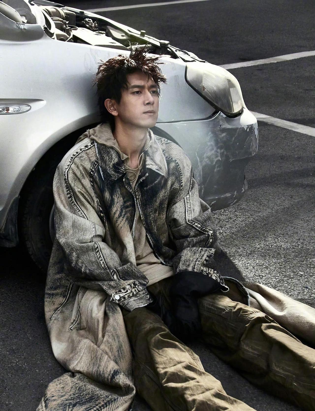 顶级一线男刊GQ回归后立马奉上重磅开季宠@李现ing 。恭喜李现四登GQ杂志封面